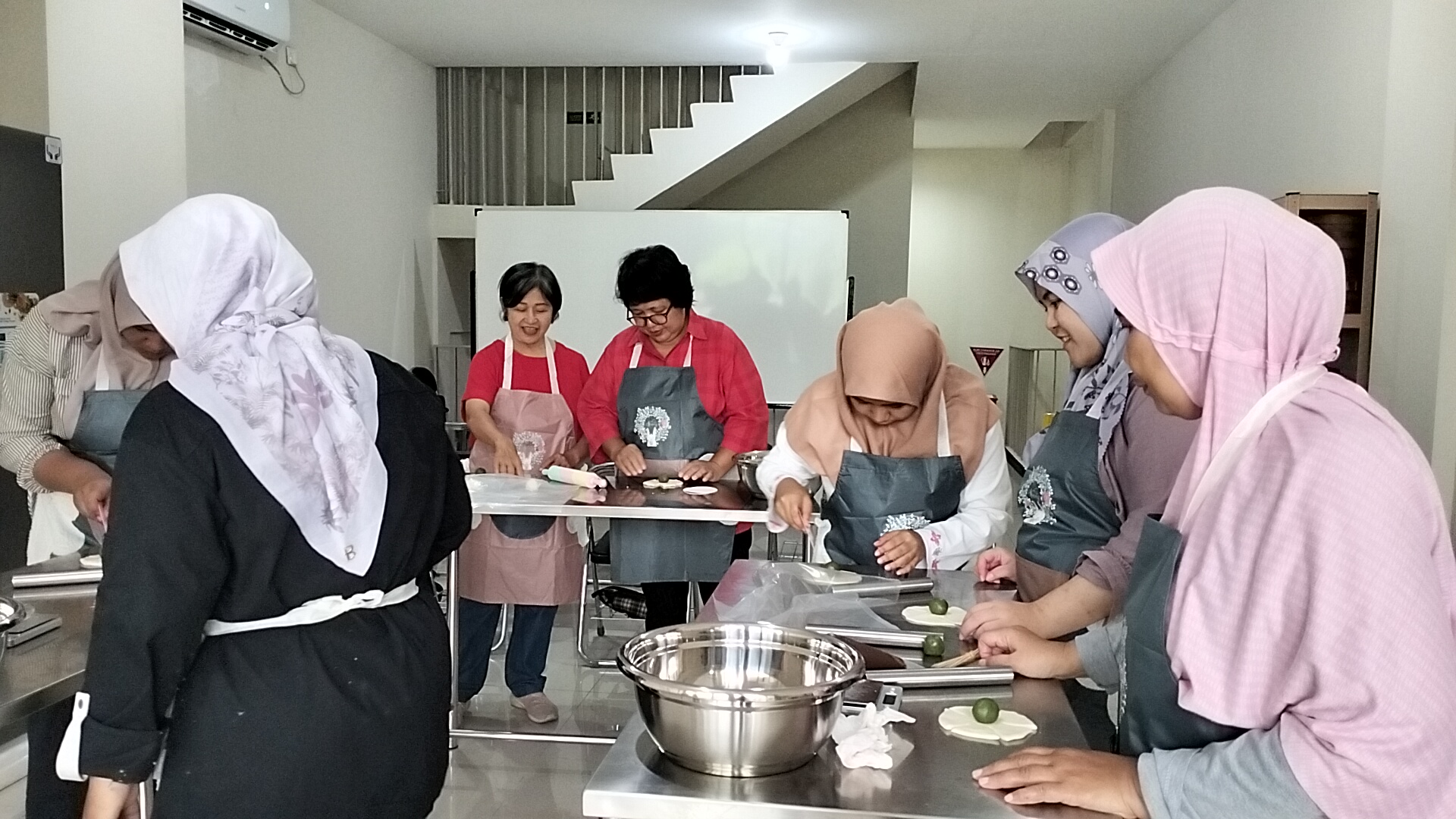 Mewujudkan Kreativitas Kuliner: Pelatihan Tata Boga "Membuat Pao Karakter" Bersama Chef Febri